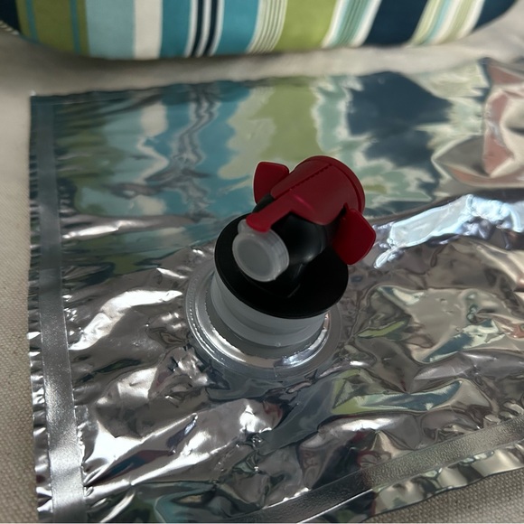 Portovino Beverage Pouch Purse. Incl 3L refillable bag w/spout, peeks out window - Picture 9 of 16